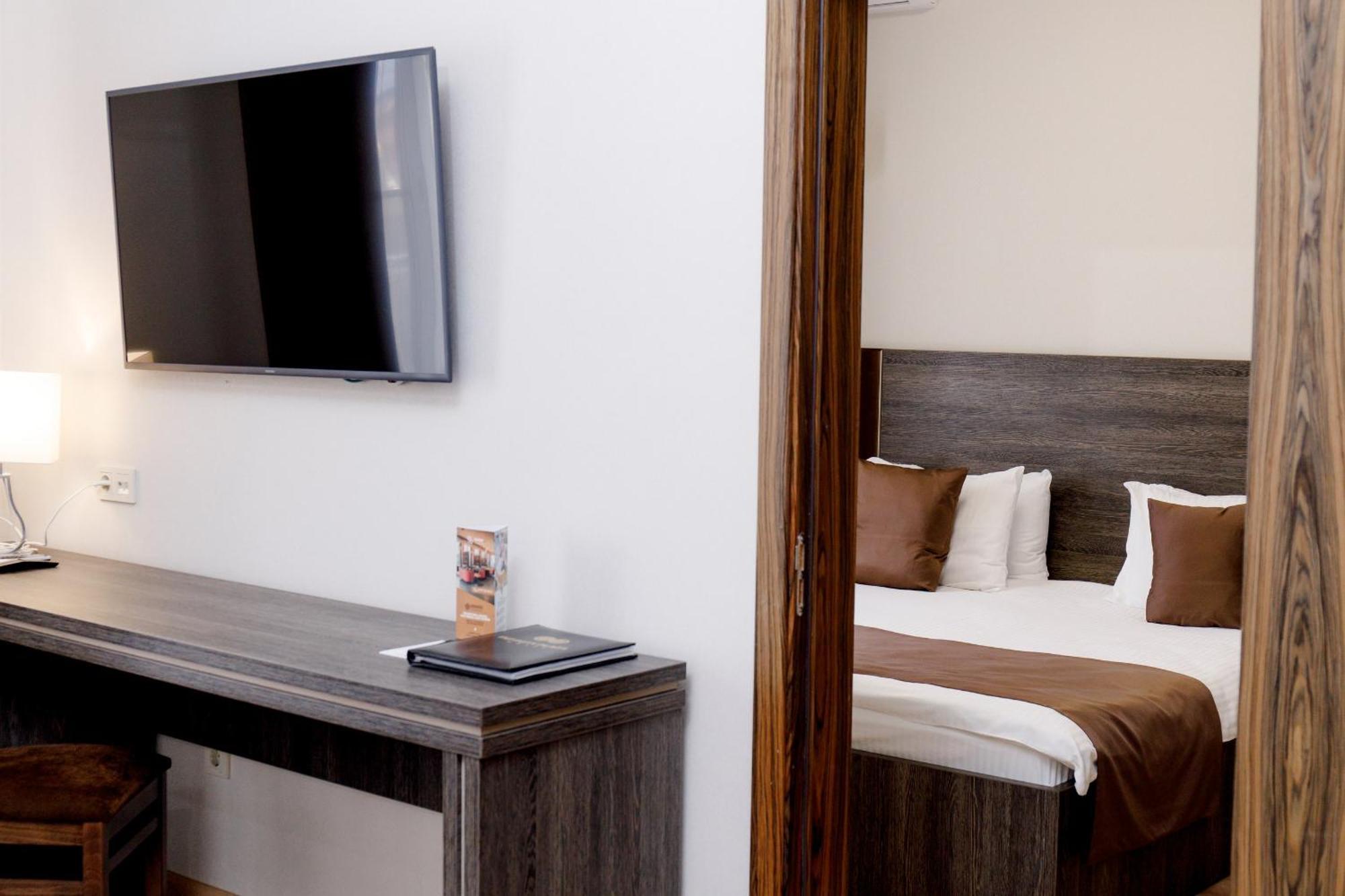 Infinity Plaza Hotel Atyrau Bagian luar foto