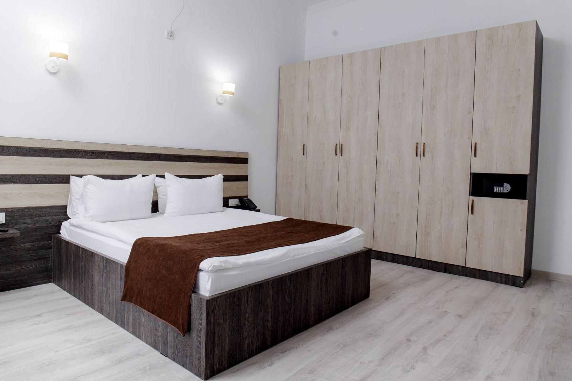 Infinity Plaza Hotel Atyrau Bagian luar foto