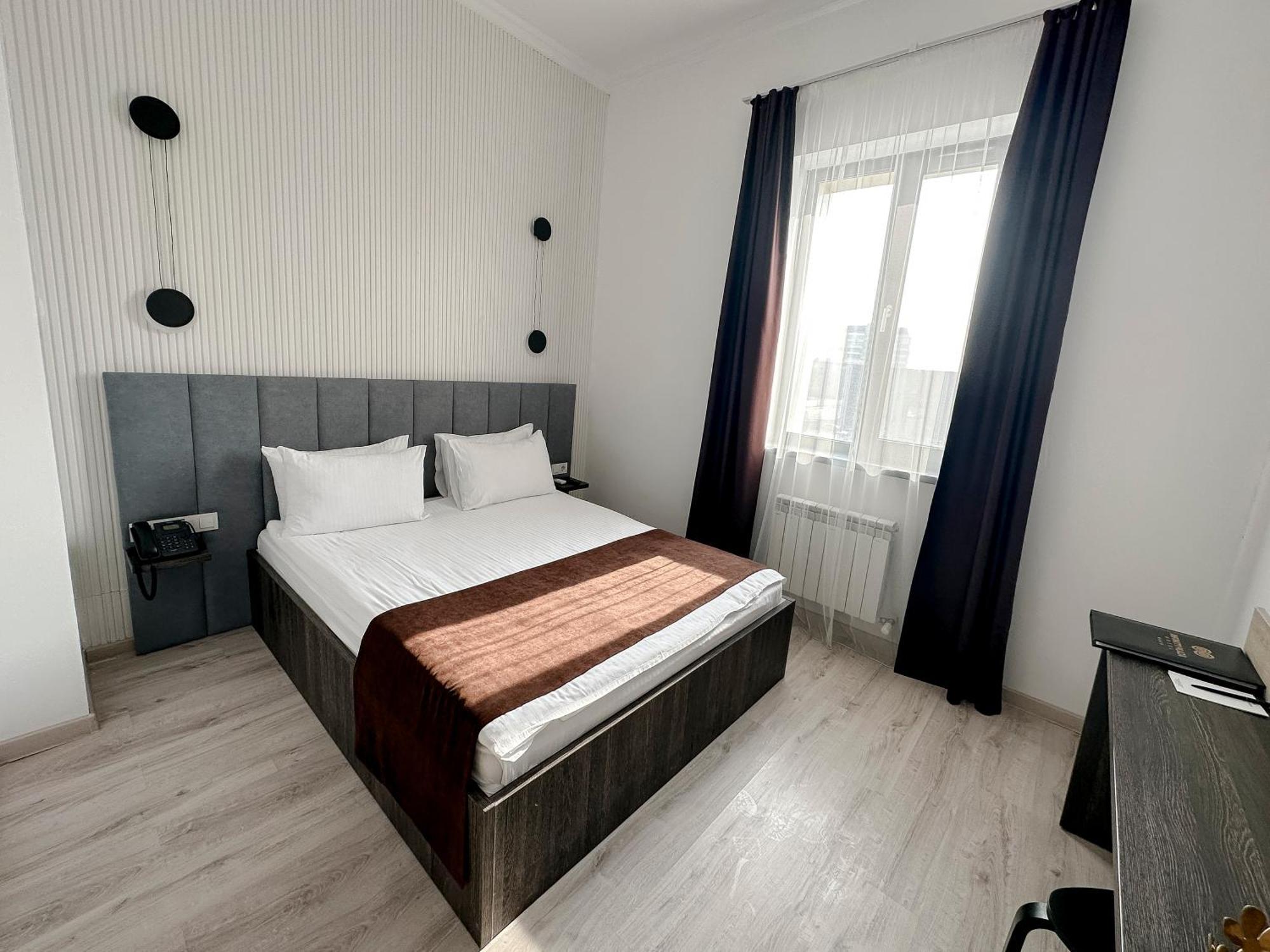 Infinity Plaza Hotel Atyrau Bagian luar foto