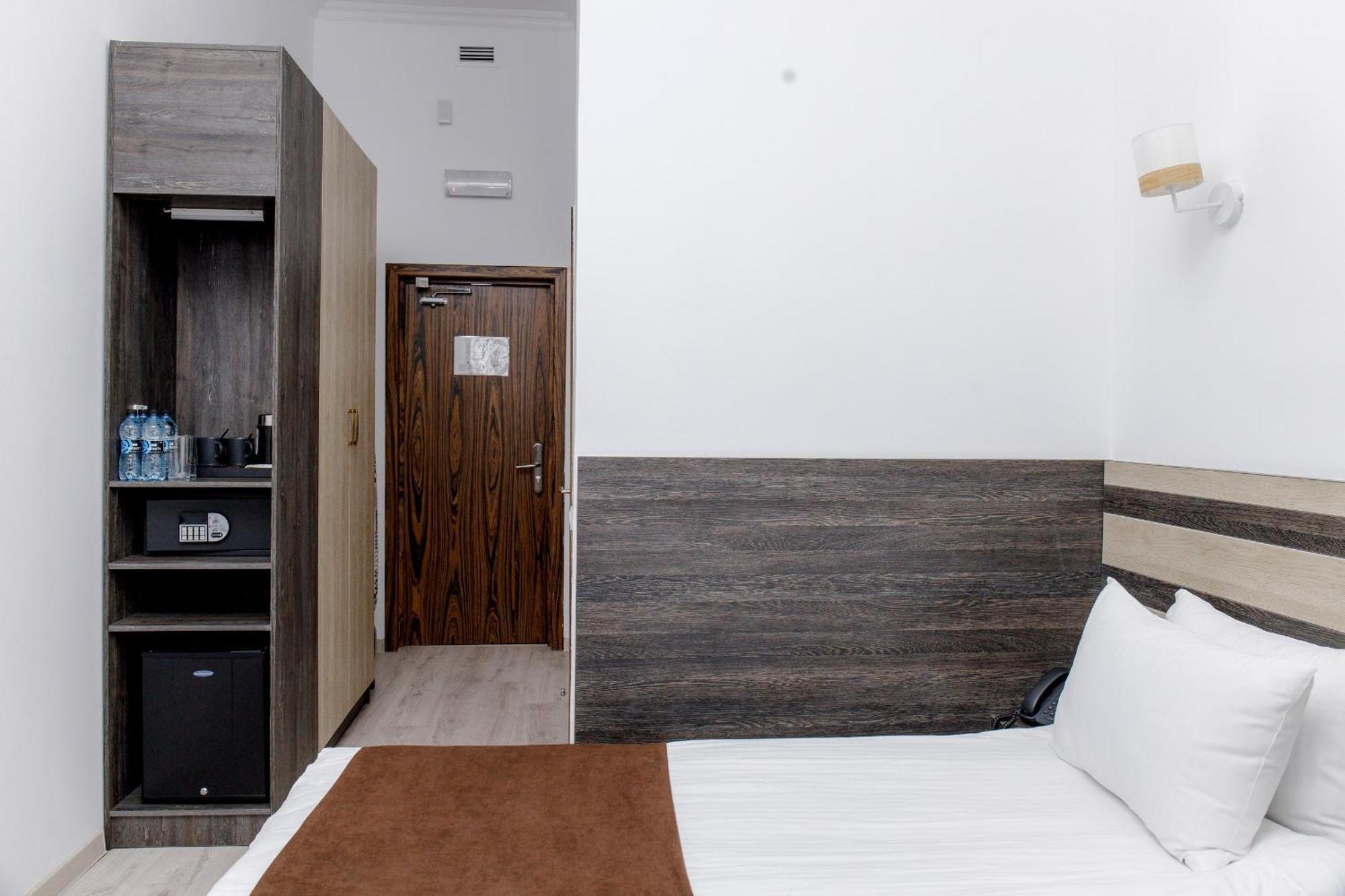 Infinity Plaza Hotel Atyrau Bagian luar foto