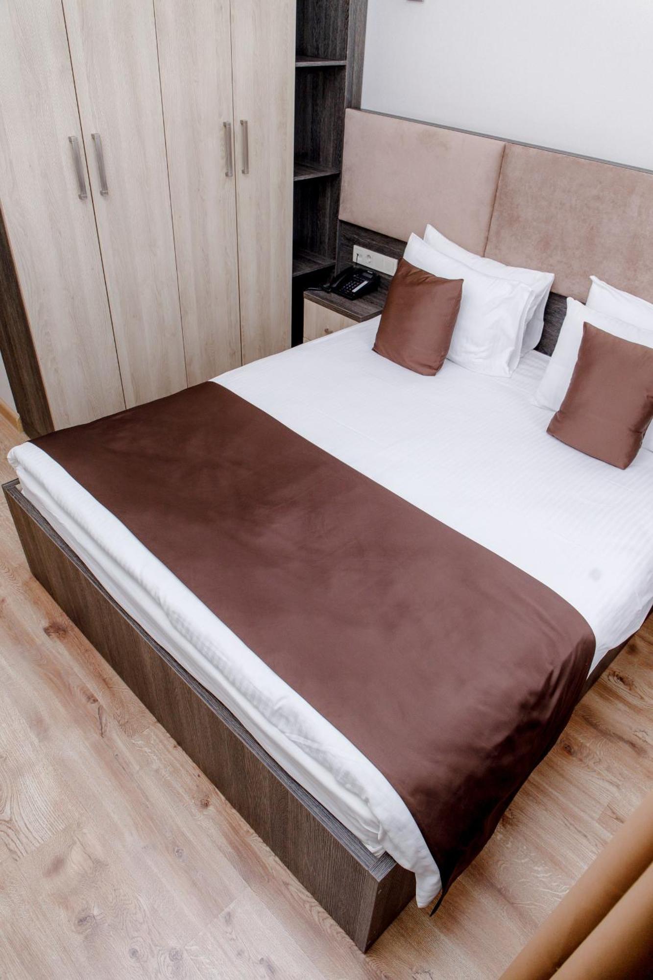 Infinity Plaza Hotel Atyrau Bagian luar foto